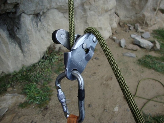  Attrezzatura per la discesa in corda doppia